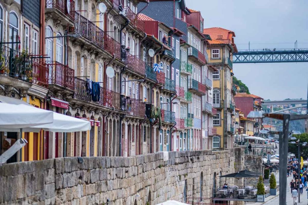 Porto Häuserwand am Ufer - Porto an einem Tag - alle Porto Sehenswürdigkeiten