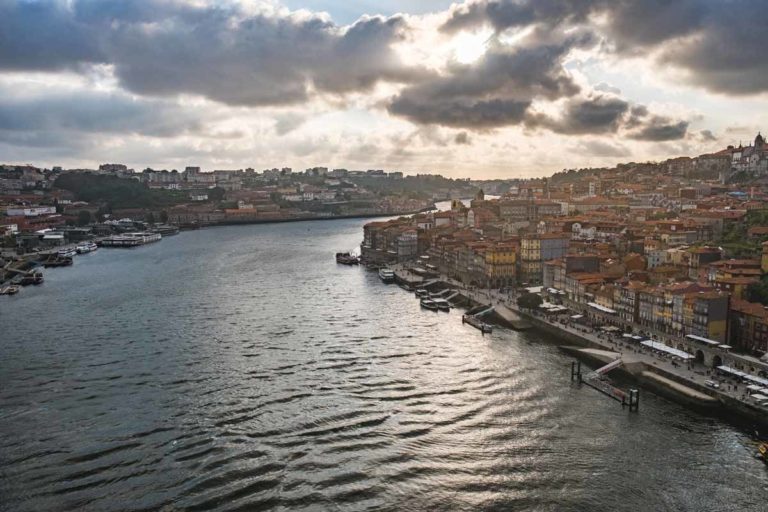 Porto an einem Tag - Ausblick von der Brücke auf die Stadt - Ponte Dom Luis