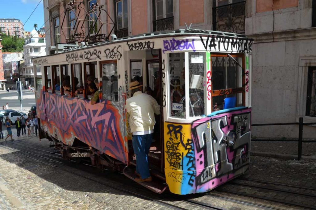 Lissabon Sehenswürdigkeiten - gelbe Bahn Wahrzeichen - Ascensor da Glória