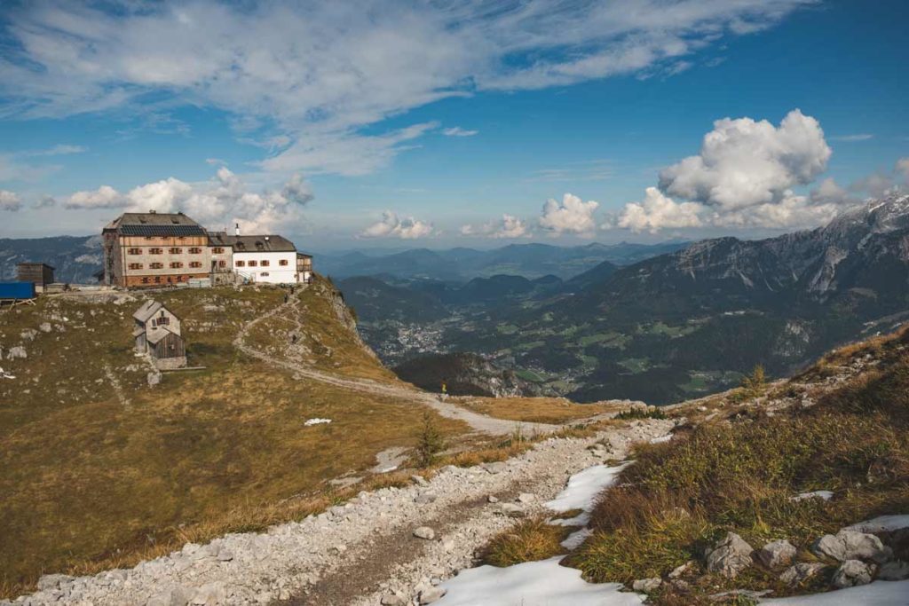 Das Watzmannhaus auf dem Falzköpfle und im Hintergrund im Tal liegt die Stadt Berchtesgaden