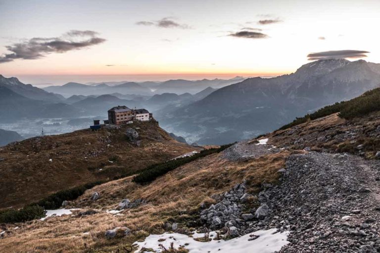 Das Watzmannhaus im Sonnenaufgang