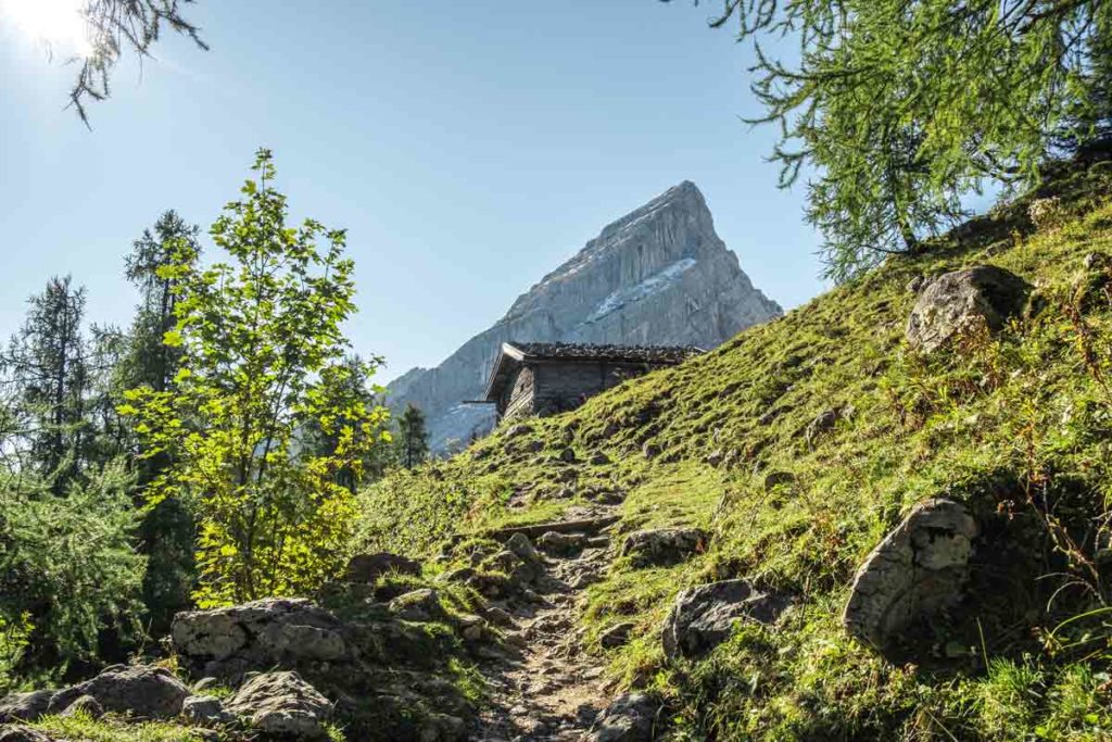 Blick auf die Reste der Falzalm und im Hintergrund der kleine Watzmann