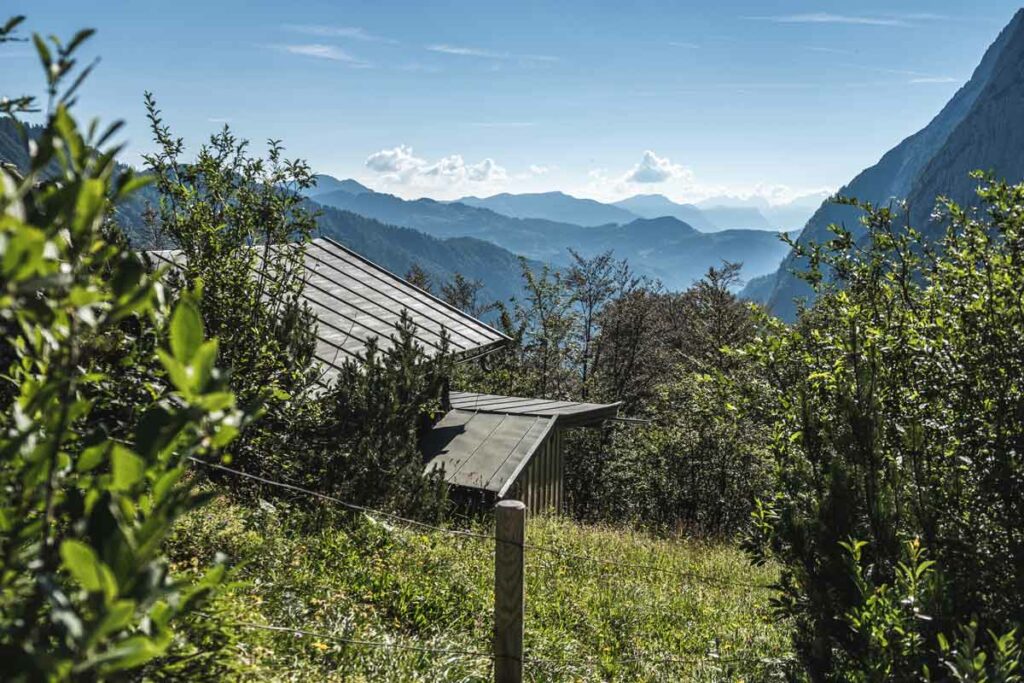 Blick zurück ins Kaiserbachtal beim Aufstieg zum Stripsenjoch und Stripsenhaus