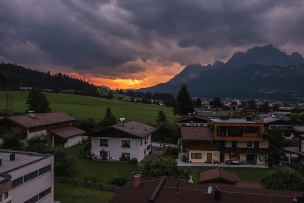 Sonnenuntergang am Hotel Kaiserfels