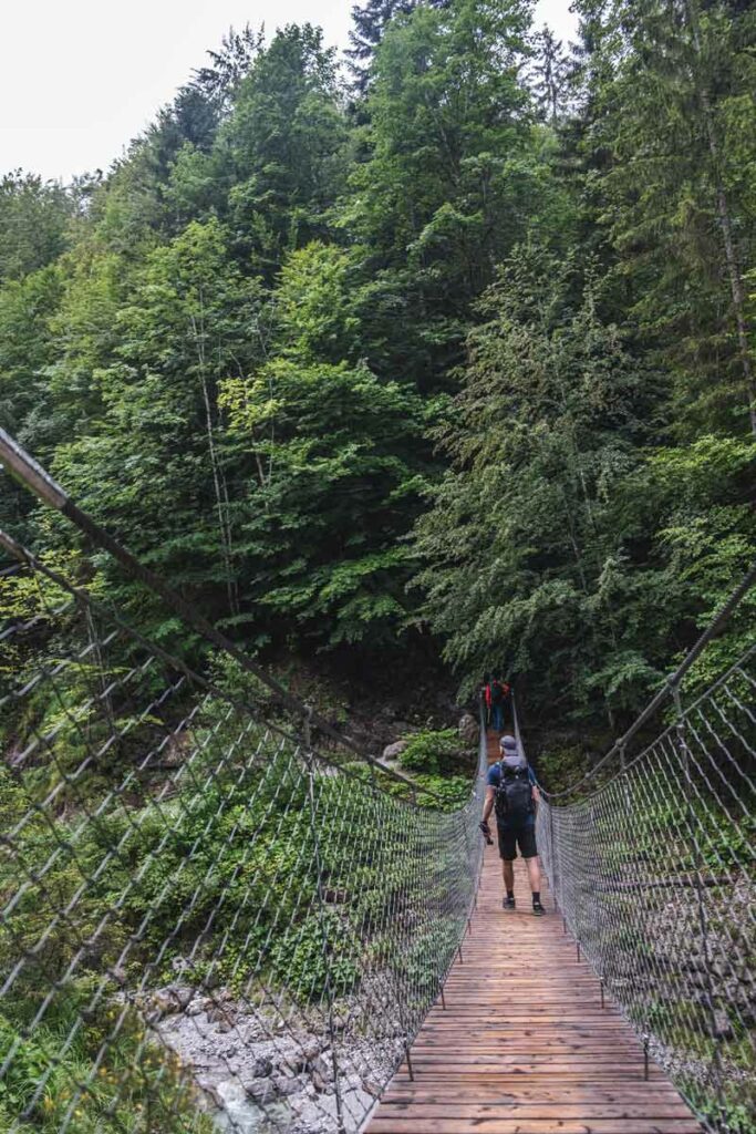 Jannik auf einer Brücke in der Grießbachklamm