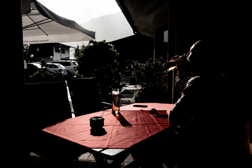 Jannik trinkt ein Bier in der Abendsonne