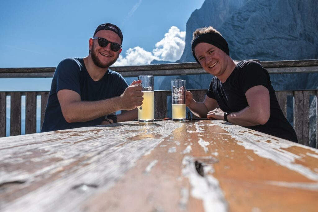 Jannik und Thomas mit einem Radler auf der Stripsenjochhütte