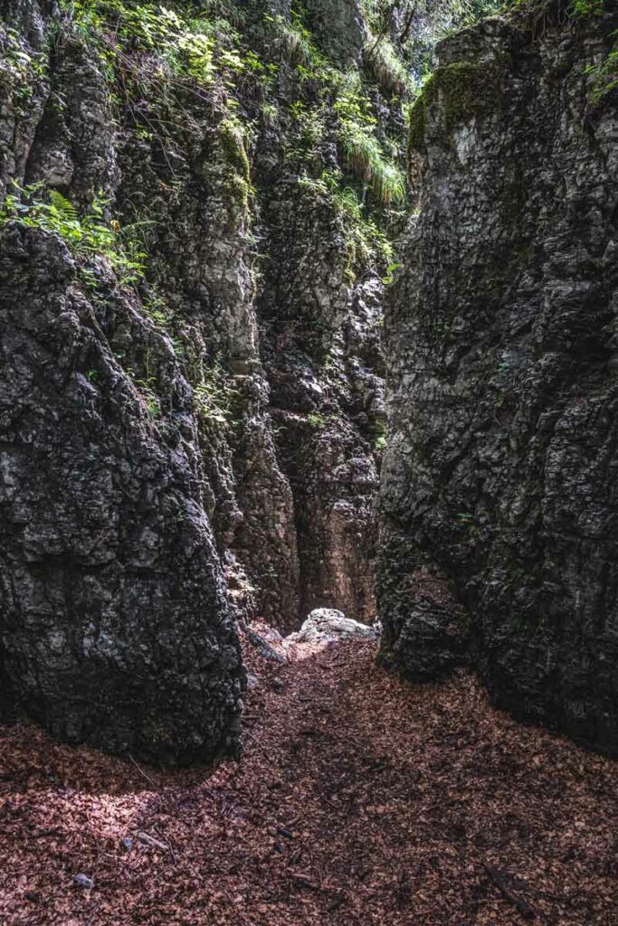 Die Enge in der Teufelsgasse - steile Felswände