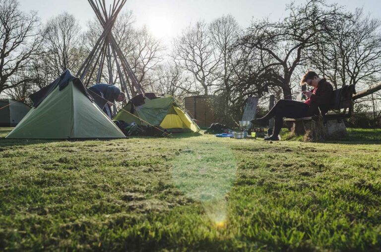 Zelt Ratgeber: Zelttypen, Ausrüstung, Zeltpflege und mehr Zelt Ratgeber - Camping auf einem Campingplatz auf dem Eifelsteig