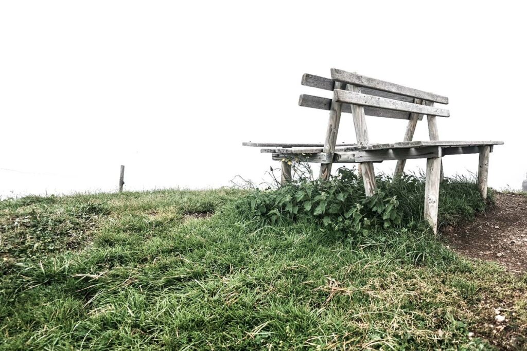 Bank im Nebel