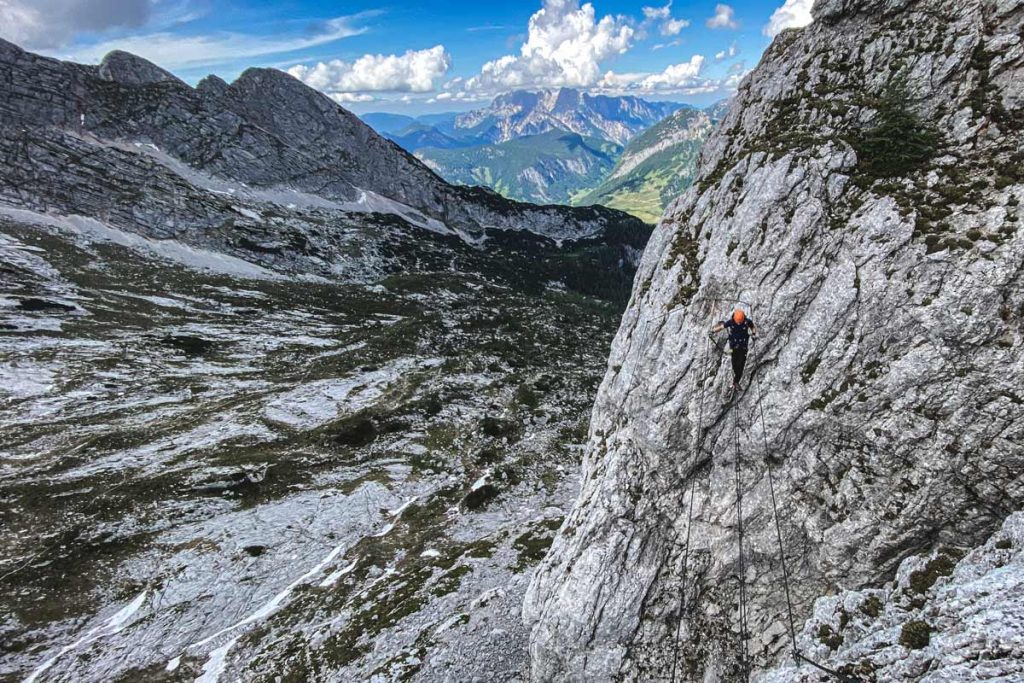 Leogang Nord Klettersteig Seilbrücke mit Blick auf den Hochkalter